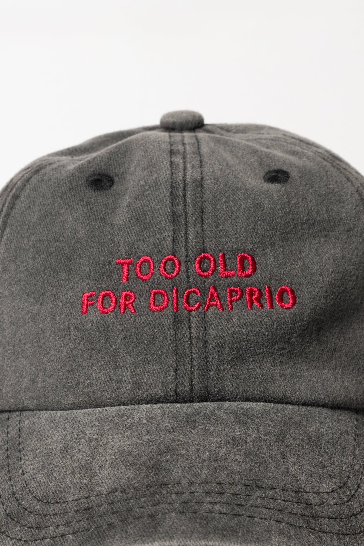 Nakışlı Şapka too old for dicaprio Yıkamalı Kumaşlı ve Yazı Nakışlı Şapka Pamuklu Siperlikli Ayarlı Şapka Günlük Tarz
